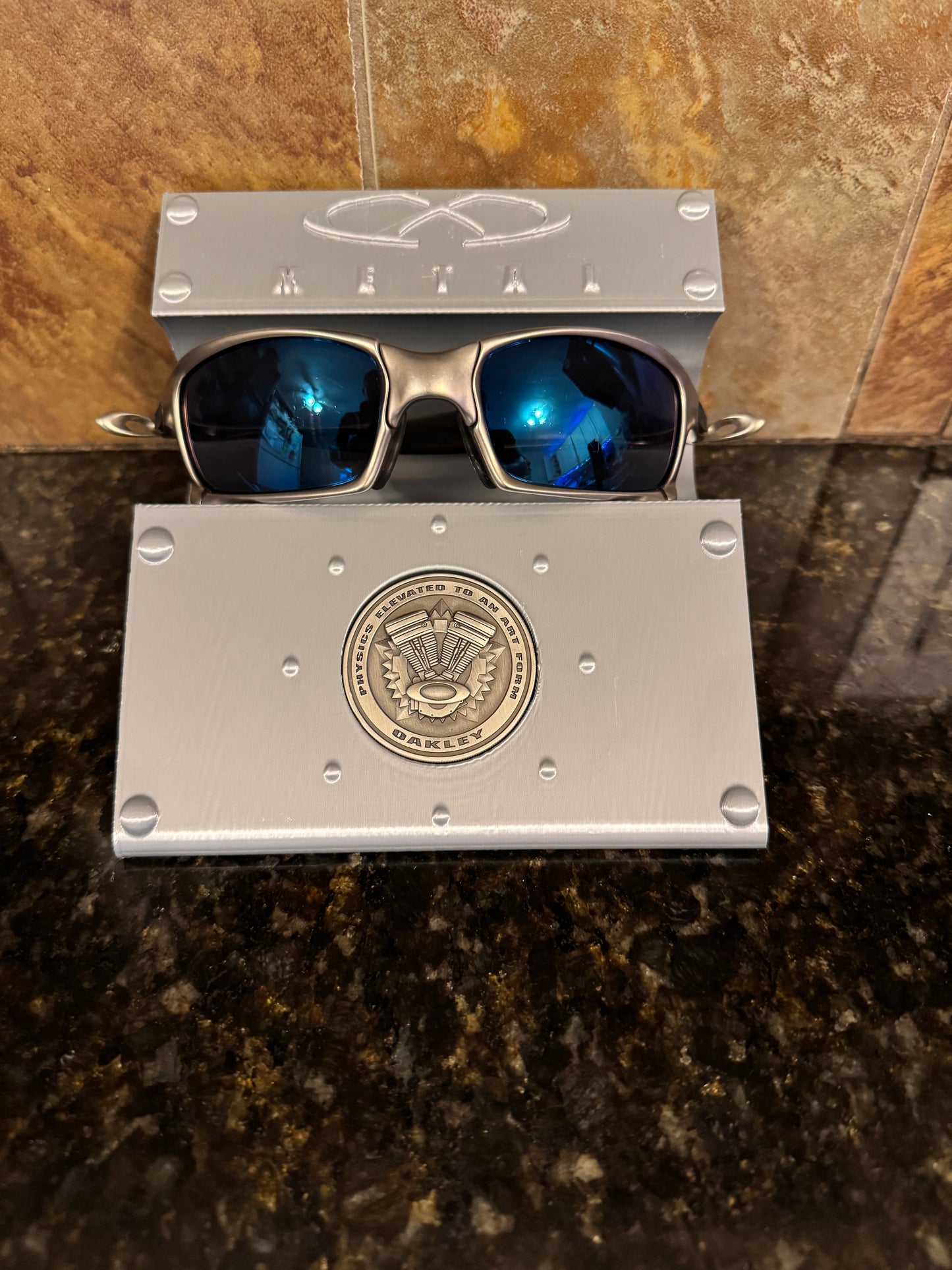 FDM Oaklie X-Resin Stand Display – Thick Coin Insert